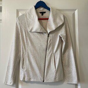 Banana Republic light beige zip up women moto sweatshirt with side pockets. XS.